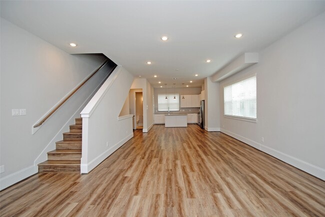 Building Photo - 1270 N Post Oak Rd