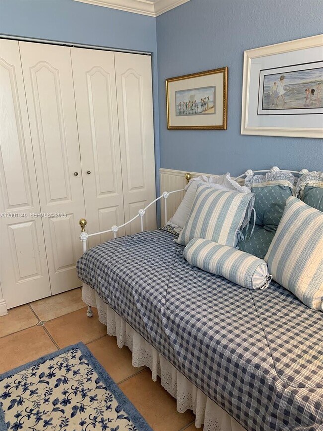 Building Photo - 2555 Collins Ave