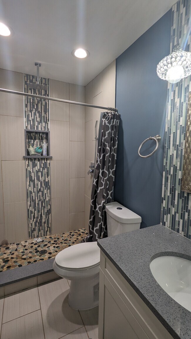 Full bathroom - 768 Lambert Ln