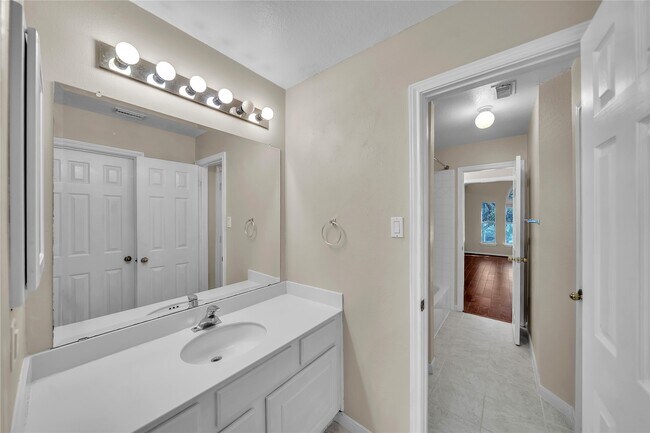 Building Photo - 1423 Meadow Lakes Dr