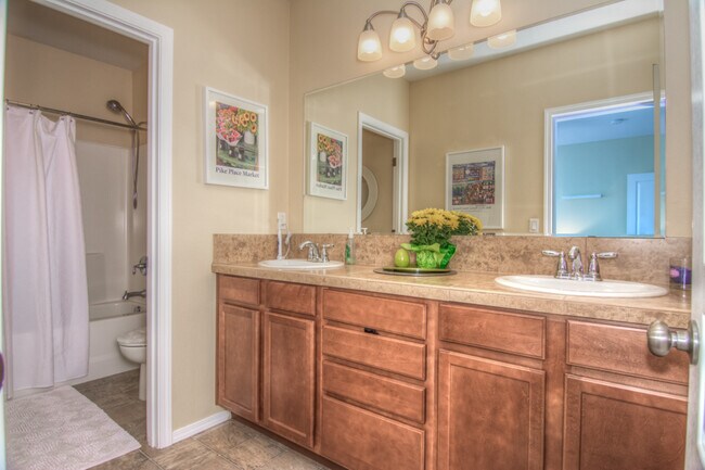 Building Photo - Beautiful 4-Bdr Craftsman with Mt. Views in Sisters!