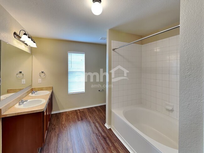 Building Photo - 148 Hinge Chase