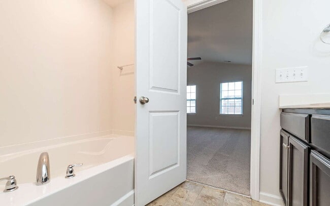 Building Photo - Stunning 4-Bed Home in Wendell with Granit...
