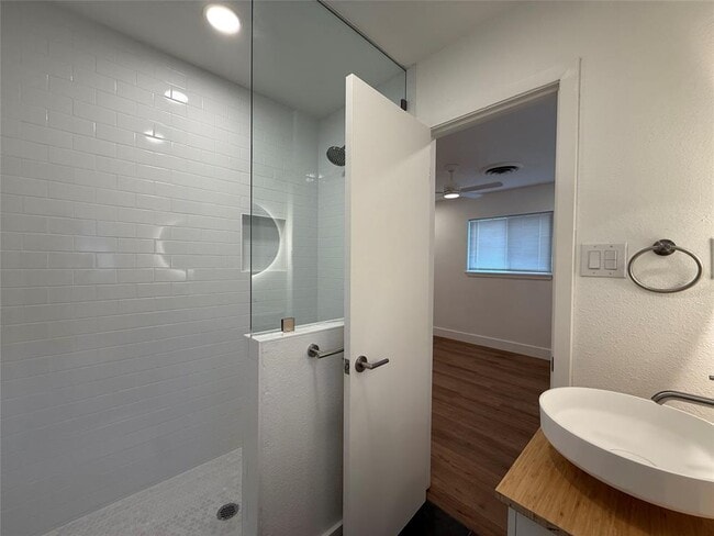 Building Photo - 6712 Bryn Mawr Dr