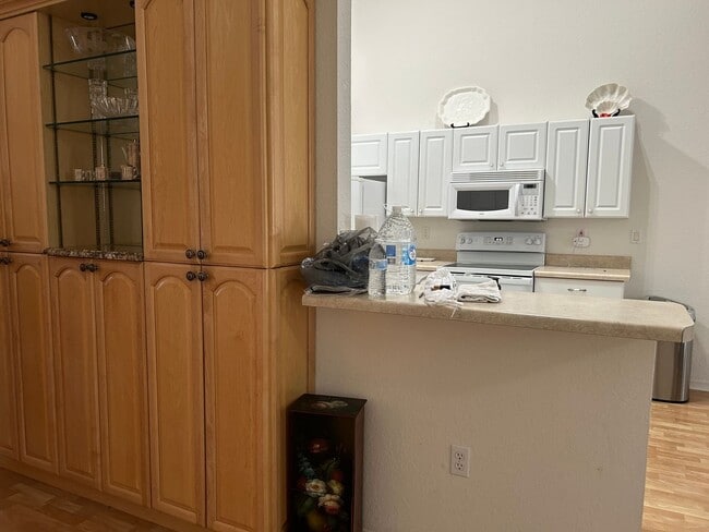 Building Photo - Charming 2 bedroom/ 2 bath condo