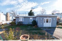 Building Photo - 18 Bay St