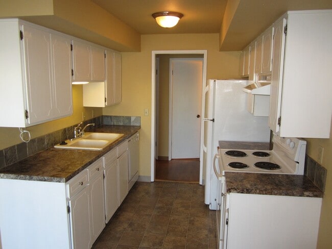 Building Photo - Charming Condo in Gated Community