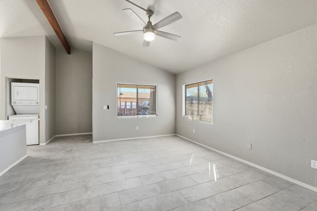 Building Photo - 811 E Caddie St