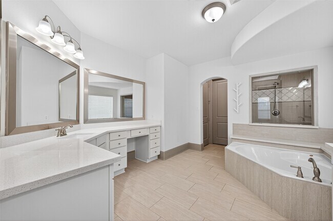 Building Photo - 9702 Lauren Briar Ln