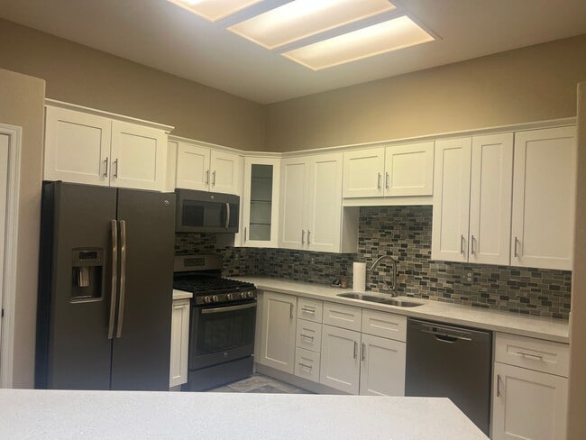Building Photo - Beautiful Attached Dual Townhouse