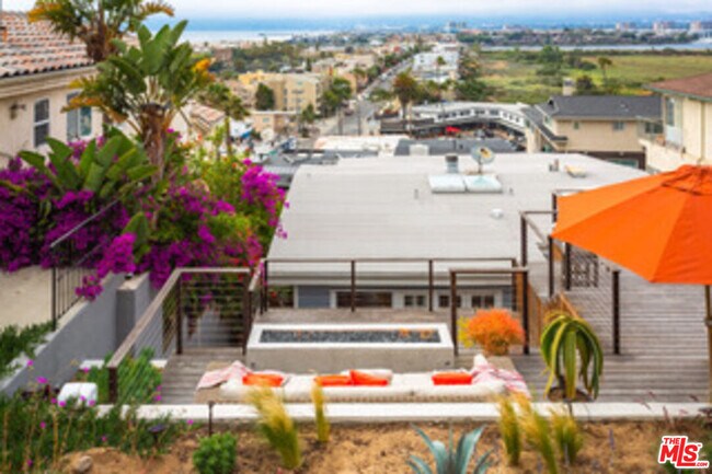 Building Photo - 218 Montreal St