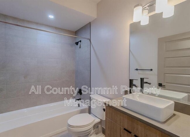 Building Photo - 1567 King St