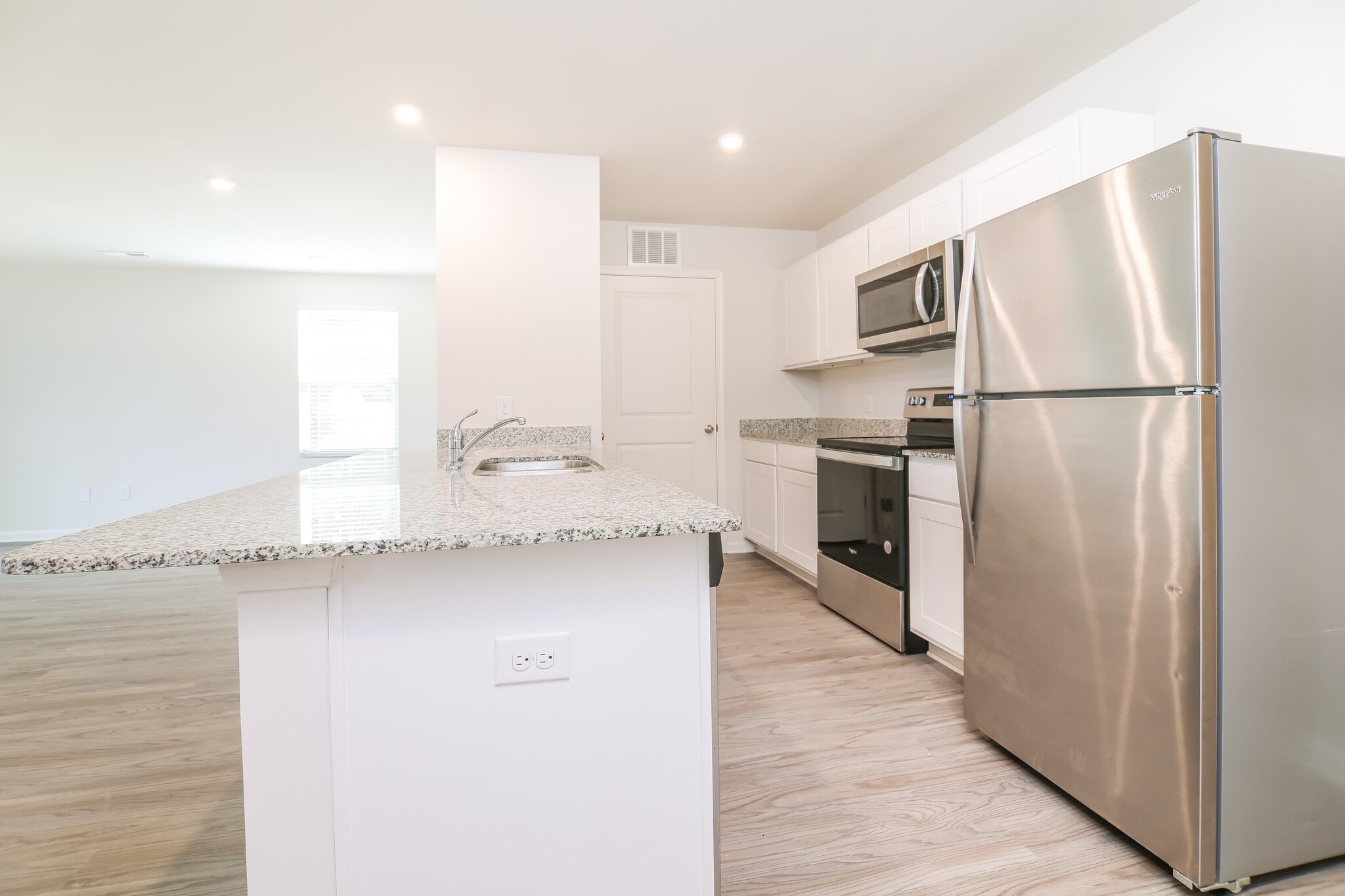 Building Photo - 2150 Bayview Dr SW