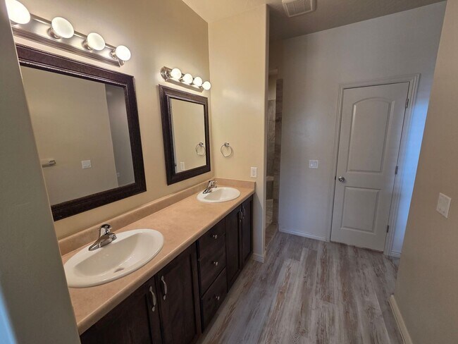 Building Photo - Large 4 Br - like new under $2k!