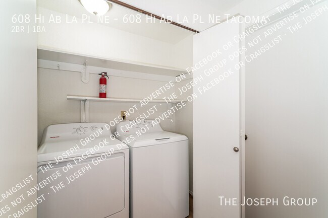 Building Photo - 608 Hi-Ab-La Pl NE