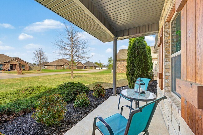 Building Photo - 4 bedroom 2 bath Praire Grove Home! Upgrades Galore!