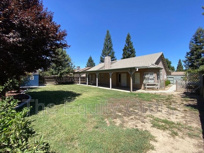 Building Photo - 2643 W Oakridge Ave