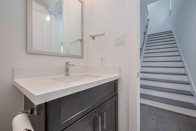 Building Photo - 1203 W 24th St