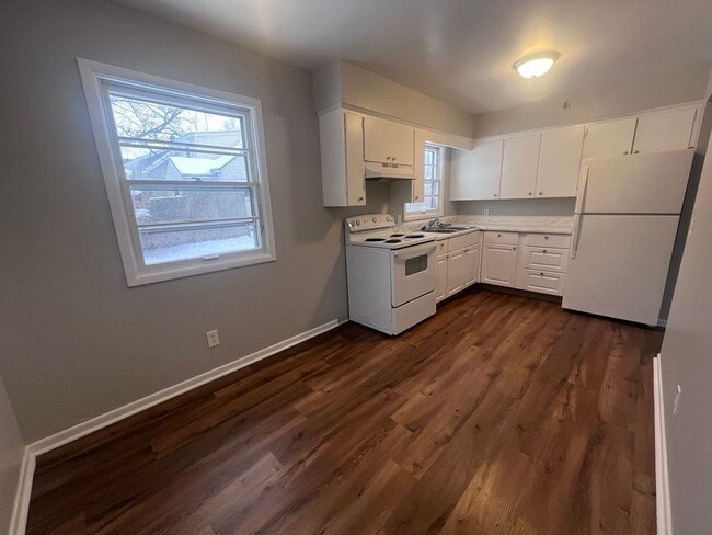 Building Photo - Two Bedroom Duplex on SE Side!