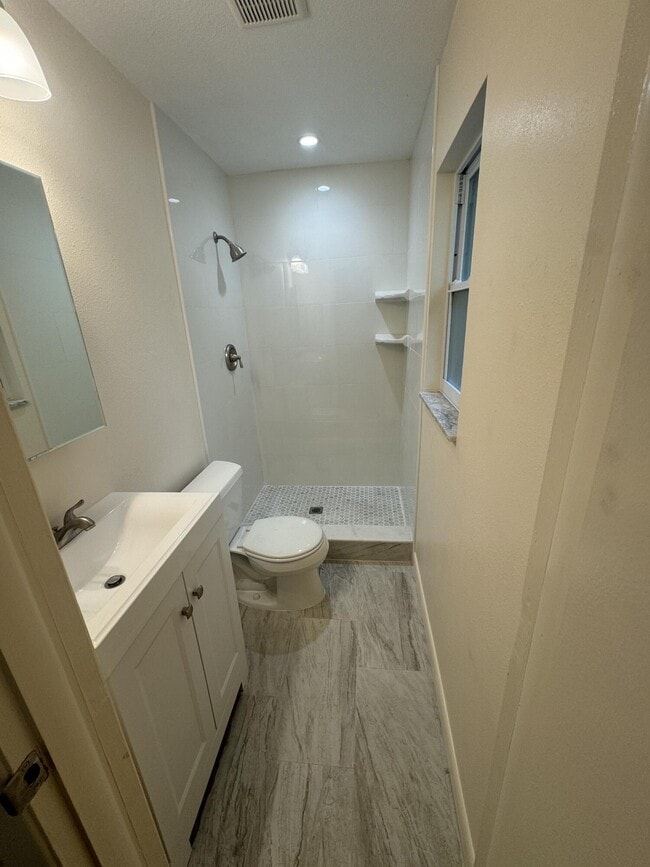 Building Photo - 970 Butia St