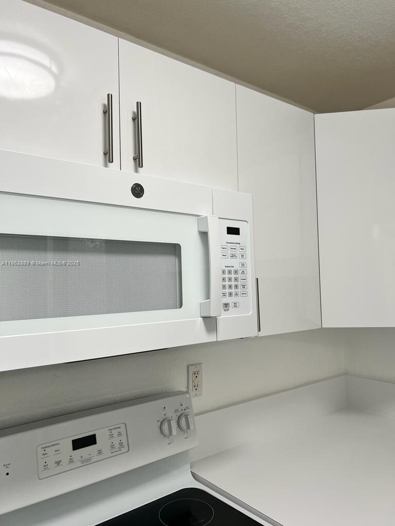 Building Photo - 9310 Fontainebleau Blvd
