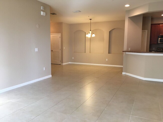 Building Photo - Beautiful 3/2 2nd Floor condo in gated Flo...
