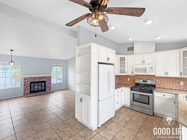 Building Photo - Inviting 2BD/1BA Gated Home in Vista with a 2 Car Garage, Private Yard & Community Amenities
