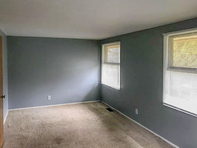 Building Photo - For Rent: 3 Bedroom Home with a Sunroom and Garage! Nice yard!