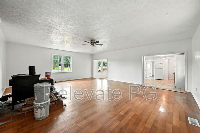 Building Photo - 6432 Maple Rd