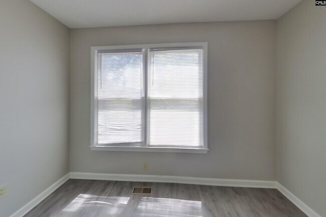 Building Photo - 529 Ferncliffe Rd