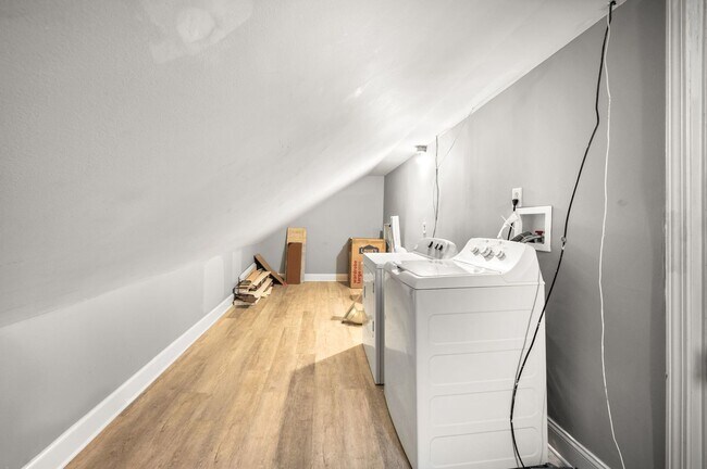 Building Photo - Awesome 4BR/3BA end-unit townhouse in the desirable River Plantation neighborhood!