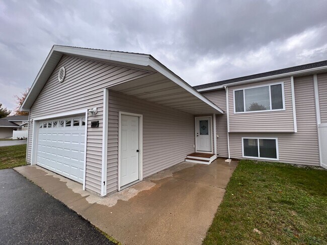 Building Photo - Spacious Split-Level Retreat Just Minutes ...