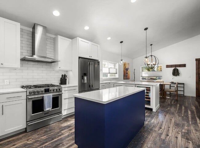 Building Photo - 4 Bed, 2 Bath, Fully Furnished, 2 Level Home, Fenced Yard