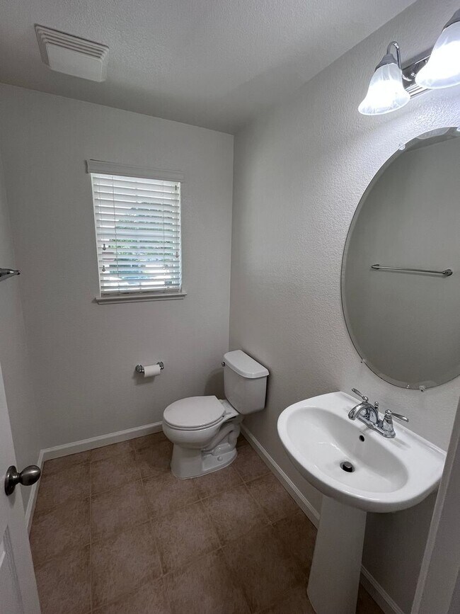 Building Photo - BEAUTIFUL UPDATED HOME IN WEST ROSEVILLE!!