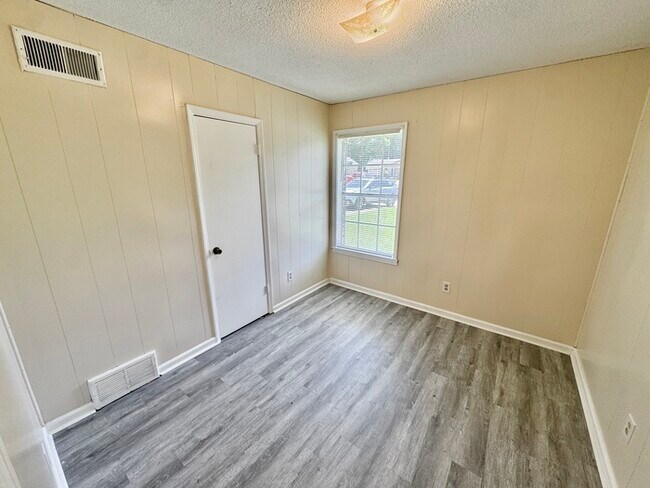 Building Photo - 3720 S Ridge Ave