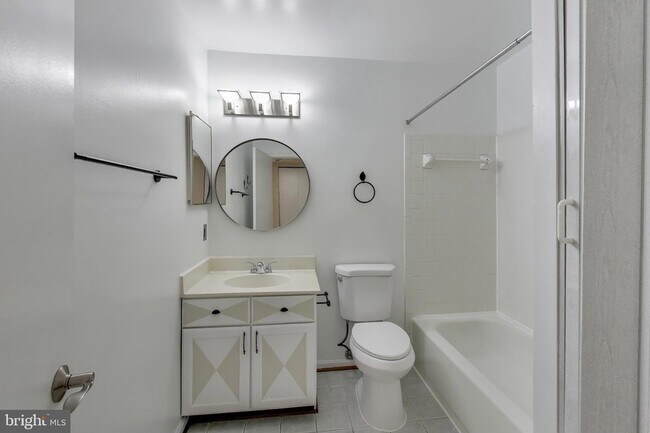 Building Photo - 1639 Carriage House Terrace