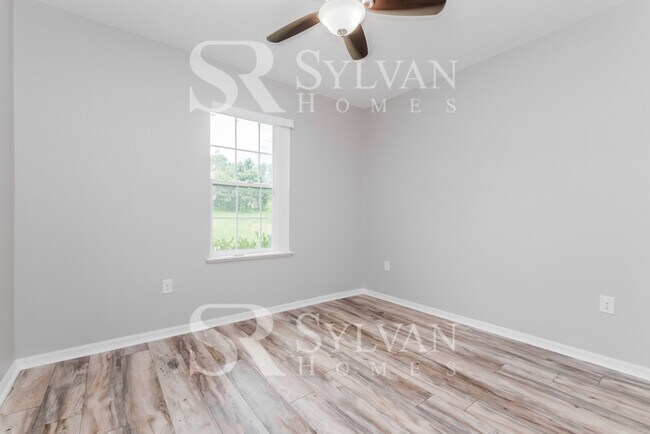 Building Photo - Feel welcome and comfortable in this charming home