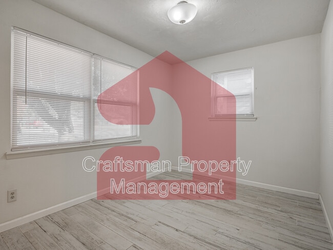 Building Photo - 224 W 5th St