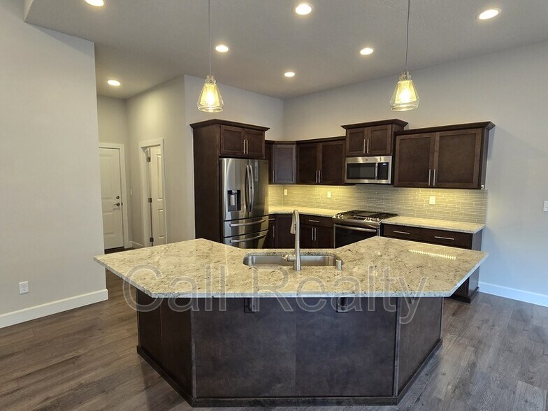 Building Photo - 5530 N Radium Ln