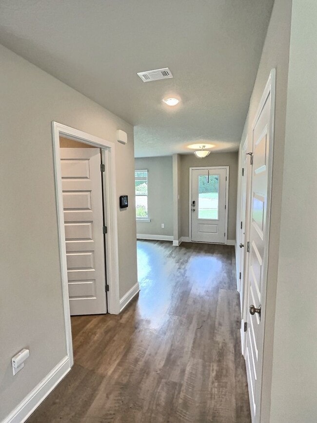 Building Photo - Large 4-bedroom home located in the South ...