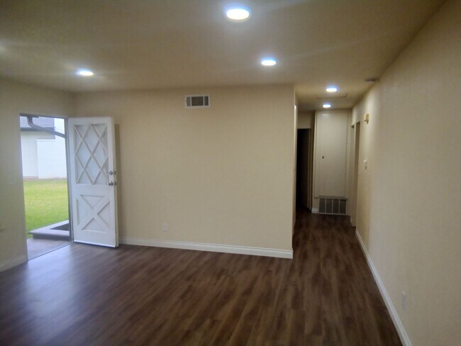 Building Photo - Nicely remodeled 3 bedroom 2 bath home wit...