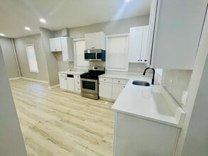 Building Photo - Open House 1:30-2:00 Sunday, August 3