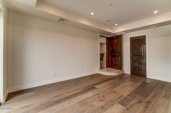 Building Photo - 301 E Jomax Rd