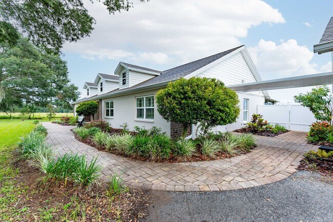 Building Photo - Country living close to everything - 3 bed, 3.5 bath, on an acre