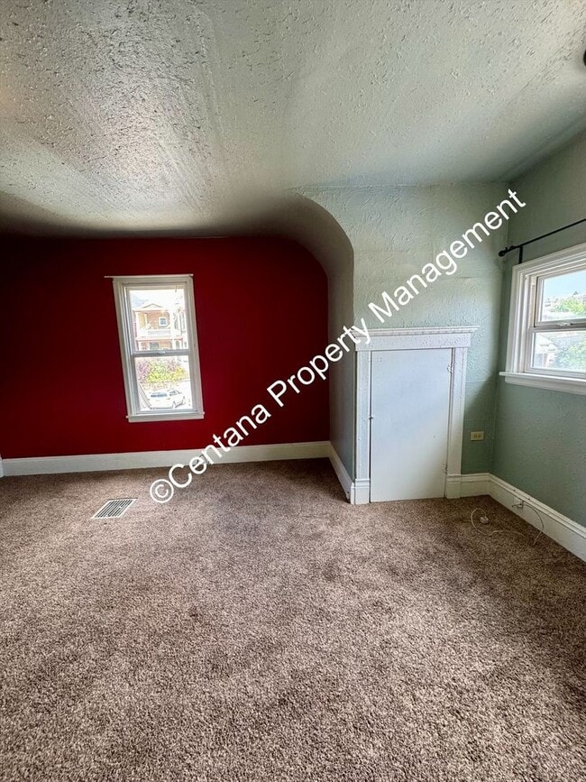 Building Photo - 5 bedroom 3 bath house with fenced yard