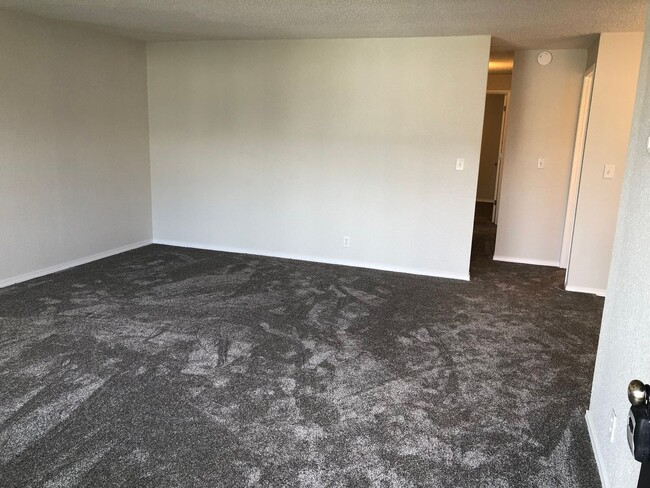 Building Photo - Updated 3 bedroom 1.5 bathroom house in Springfield!