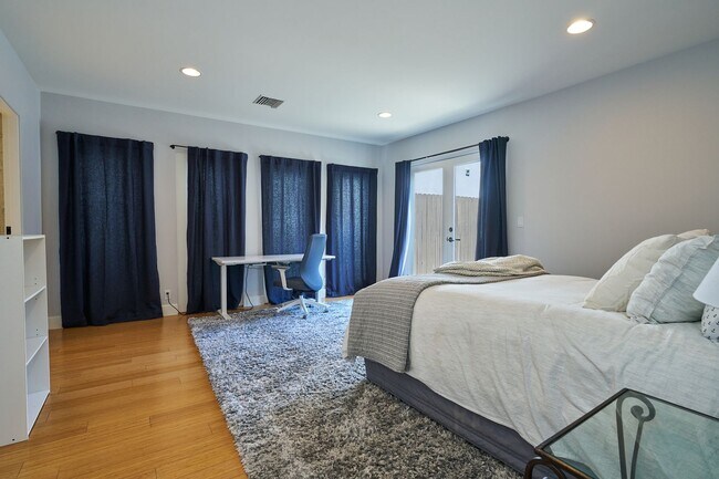 Building Photo - 151 Napoleon St