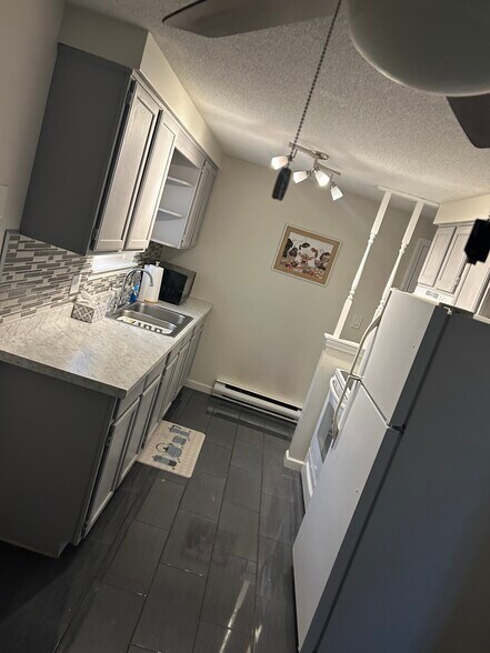 Building Photo - 2708 Alder Creek Dr S