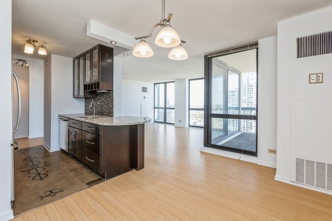 Building Photo - 1122 N Clark St