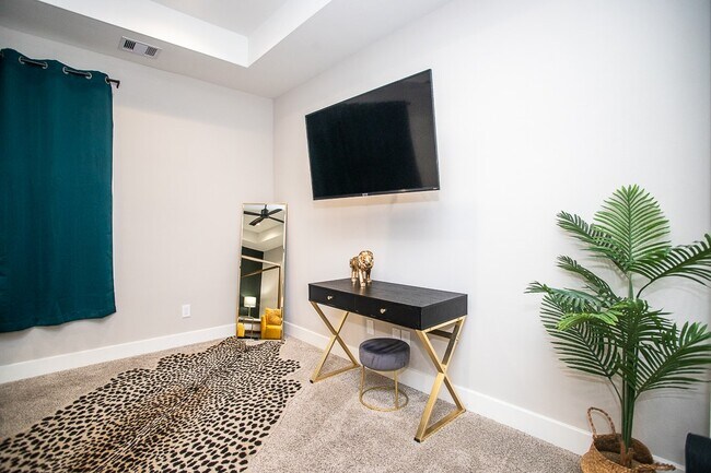 Building Photo - 1915 Kolfahl St